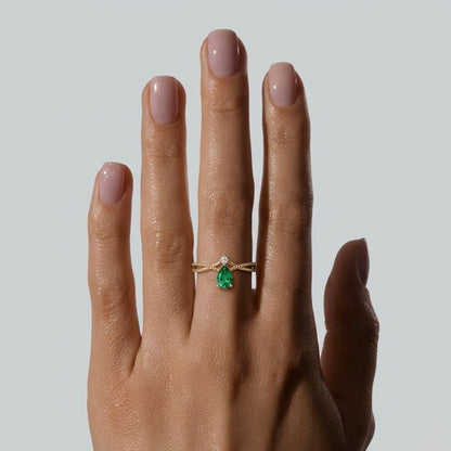 Ring with oval Emerald stone and round diamond