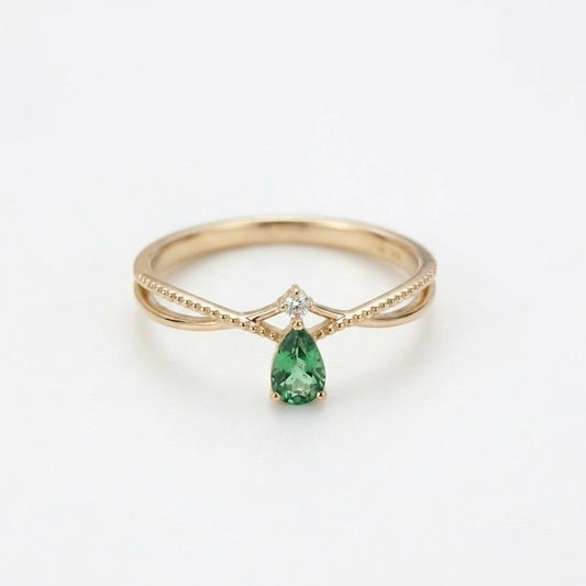 Ring with oval Emerald stone and round diamond